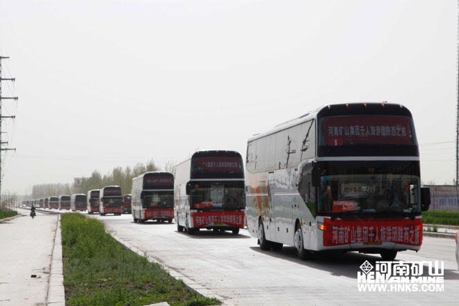行進(jìn)中的車隊(duì)，浩浩蕩蕩，蔚為壯觀.jpg